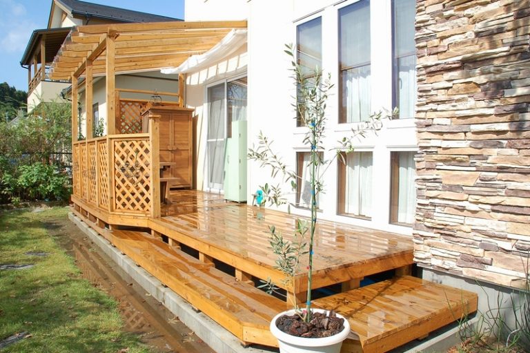 日除けポリカシェード付きパーゴラ