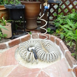 庭アプローチ完成　／　水道栓と排水孔、洗い場