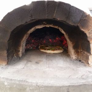 石窯で焼くピザは格別の味に