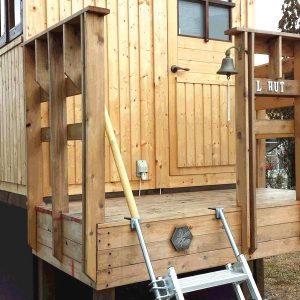 岐阜県 T.T 様
小屋の入り口に梯子を架けていましたが、小屋の高さに合わせて展望のきく３平方メートルのデッキを併設しました。