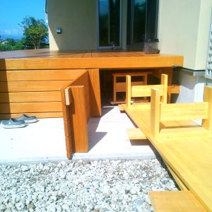 デッキ用のテーブルを収納できるスペース