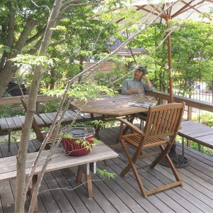 東京都 長谷川様
庭は、季節の移ろいを、生活の風景として取り込むことができる、一番身近な自然です。
今回デッキを制作するにあたり、庭の変化を視覚的に取り込みつつ、同時に室内の延長として居心地も確保でき
る空間を目指しました。
まず、庭に元々ある樹木を避けるように、デッキの床を計画しました。
室内の床の高さまで鋼製束で持ち上げ、デッキ下に砂利を敷き、植物と少し距離を取ることで、庭を眺められる
桟橋のような浮遊感のあるステージになりました。
ベンチはシンプルに設え、デッキがそのまま庭に繋がるような抜けを確保し、手摺は背もたれとしてもカウンタ
ーとしても使えるように、ベンチを囲い込むように設えました。
加工しやすいサイプレス材を用いたことで、全体として細かい造作が容易に行えました。
少し時間が経ち、デッキ材は少しずつグレーに変化し、庭の風景に馴染んできました。
これからも、庭の自然とともに時を重ね移ろいゆくことを楽しみにしています。