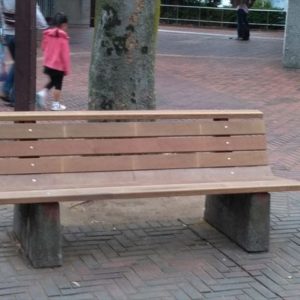 公園のベンチを修復