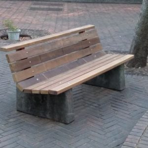 無塗装で長期使用に耐えるイタウバマットグロッソで公園のベンチをリメイク