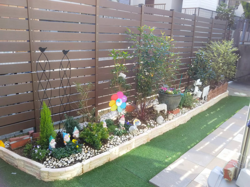 フェンスの色がガーデニングに映えて、お庭仕事が楽しみに