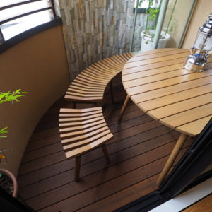 床板のイタウバは「ブラジルのチーク」と呼ばれ、木肌は滑らかで耐久性の高いデッキ材です。