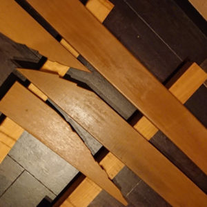 床板をバルコニーの形に合わせて加工