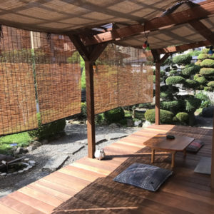 栃木県　たかぴん様 作品についてのコメント　庭の雰囲気に合わせて作りました。
部屋からの行き来がスムーズなので、外の空気を気楽に楽しめるようになりました。
広すぎるかとも思いましたが、食事などで活用する機会が増え、使ってみたらこれくらいの広さでちょうど良か
ったと感じています。
デッキづくりに否定的だった母が、今では一番活用してくれているので、挑戦してみてよかったと思っています。