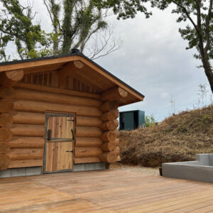 友人と休日に集まり、四苦八苦しながら作り上げた思い出のウッドデッキ。<br>
特に苦労したスカイデッキは、<br>
ここでしか味わえないプライべート感と解放感をお楽しみいただける自慢の作品です。<br>
DIY超素人ながら、最高なウッドデッキが出来上がりました。